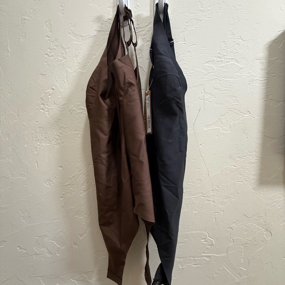 SKIMS Body: Plunge body suite set in onyx and cocoa SIZE M.
NEW WITH TAGS 🧨